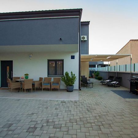 Apartman Nebo Пула Екстериор снимка
