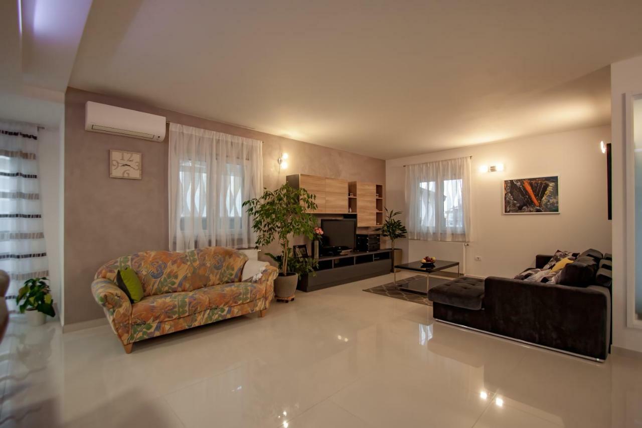 Apartman Nebo Пула Екстериор снимка